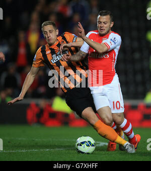 Michael Dawson von Hull City kämpft mit Arsenal um den Ball Jack Wilshere Stockfoto