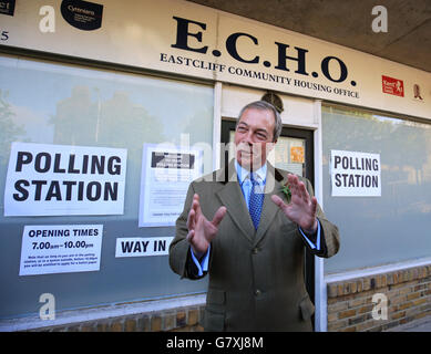 UKIP-Führer Nigel Farage, nachdem er seine Stimme im Wohnungsbüro der Eastcliff-Gemeinde in Ramsgate abgegeben hatte, während Großbritannien heute bei den unsichersten Parlamentswahlen seit Jahrzehnten an die Wahlurne geht und keine Partei auf Kurs ist, um einen klaren Gewinner zu erreichen. Stockfoto
