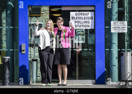 Die Plaid Cymru-Führerin Leanne Wood (rechts) und die Kandidatin der Partei für Rhondda Shelley Rees-Owen geben nach dem Abstimmen in einem Wahllokal in Penygraig, Rhondda, Wales, den Daumen nach oben. Großbritannien geht heute bei den unsichersten Parlamentswahlen seit Jahrzehnten an die Wahlurne, ohne dass eine Partei auf dem Weg ist, einen klaren Gewinner zu erreichen. Stockfoto