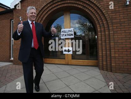 DUP-Chef Peter Robinson gibt vor einem Wahllokal in der Dundonald Elim Church in Belfast die Daumen nach oben, da in ganz Großbritannien bei den unsichersten Parlamentswahlen seit Jahrzehnten Umfragen eröffnet werden, ohne dass eine Partei auf Kurs ist, um einen klaren Gewinner zu erreichen. Stockfoto