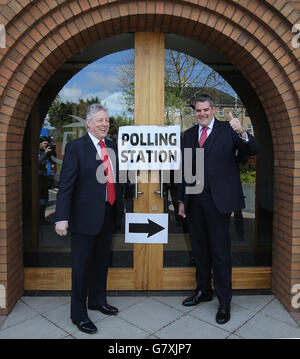 DUP-Chef Peter Robinson (links) und der Kandidat der Partei in East Belfast, Gavin Robinson, stehen vor einem Wahllokal in der Dundonald Elim Church in Belfast, während in ganz Großbritannien bei den unsichersten Parlamentswahlen seit Jahrzehnten Umfragen eröffnet werden, ohne dass eine Partei auf dem Weg ist, einen klaren Sieger zu erreichen. Stockfoto