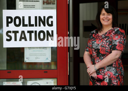 Sinn Fein Kandidatin für Fermanagh und South Tyrone Michelle Gildernew vor einem Wahllokal in Augher, Co. Tyrone, während in ganz Großbritannien bei den unsichersten Parlamentswahlen seit Jahrzehnten Umfragen eröffnet werden, ohne dass eine Partei auf Kurs ist, um einen klaren Sieger zu werden. Stockfoto