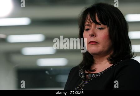 Sinn Fein Kandidatin für Fermanagh und South Tyrone Michelle Gildernew im Generalwahlzentrum im Freizeitzentrum Omagh. Stockfoto