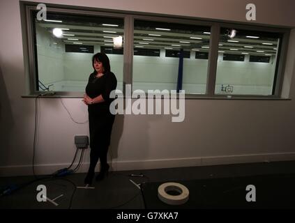 Sinn Fein Kandidatin für Fermanagh und South Tyrone Michelle Gildernew im Generalwahlzentrum im Freizeitzentrum Omagh. Stockfoto