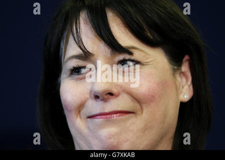 Sinn Fein Kandidatin für Fermanagh und South Tyrone Michelle Gildernew nach dem zweiten Platz mit 23,078 Stimmen im Count Center im Omagh Leisure Center, Omagh. Stockfoto