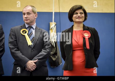 Der Kandidat des liberalen Demokraten Stephen Williams steht neben seinem Rivalen für den Sitz in Bristol West, da der Labour-Abgeordnete Thangam Debbonaire den Sitz bei der Parlamentswahl 2015 an der City Academy Bristol gewinnt. Stockfoto