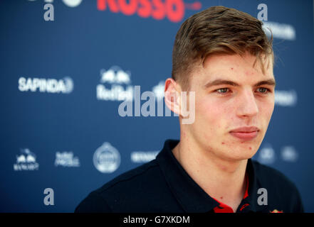 Torro Rossos Max Verstappen während des Paddock-Tages auf dem Circuit de Barcelona-Catalunya in Barcelona, Spanien. Stockfoto