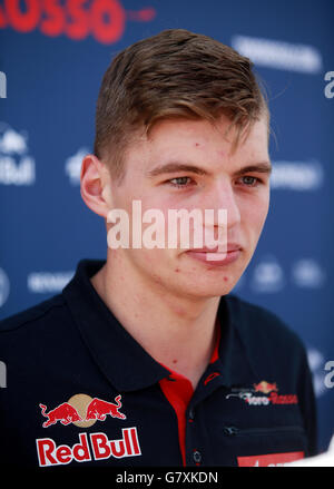 Torro Rossos Max Verstappen während des Paddock-Tages auf dem Circuit de Barcelona-Catalunya in Barcelona, Spanien. Stockfoto