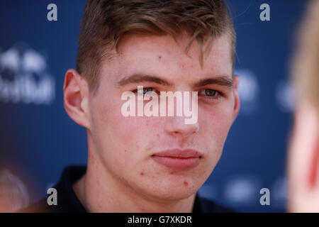 Torro Rossos Max Verstappen während des Paddock-Tages auf dem Circuit de Barcelona-Catalunya in Barcelona, Spanien. Stockfoto