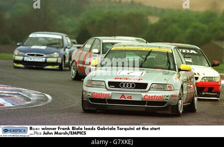 Motorsport: British Touring Car Championship, Thruxton. Rennsieger Frank Biela führt in seinem Audi Gabriele Tarquini am Start an Stockfoto