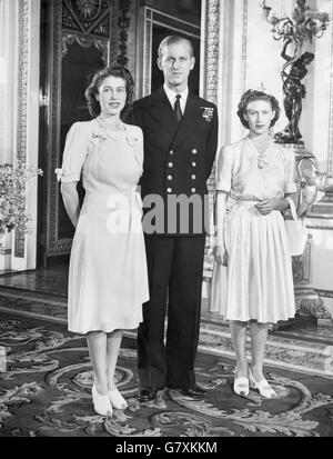 Prinzessin Elizabeth, thronanmaßende Erbin, abgebildet im White Drawing Room des Buckingham Palace mit ihrem Ehemann Lieut. Philip Mountbatten und ihre Schwester Prinzessin Margaret. Stockfoto