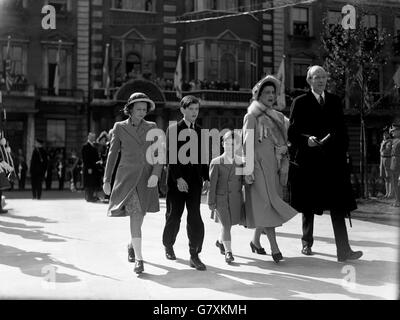 Lord Halifax kommt mit der Herzogin von Kent und ihren Kindern Prinzessin Alexandra, Prinz Edward und Prinz Michael an, als sie zur Enthüllungszeremonie einer Statue des US-Präsidenten F. D. Roosevelt auf dem Grosvenor Square ankommen. Stockfoto