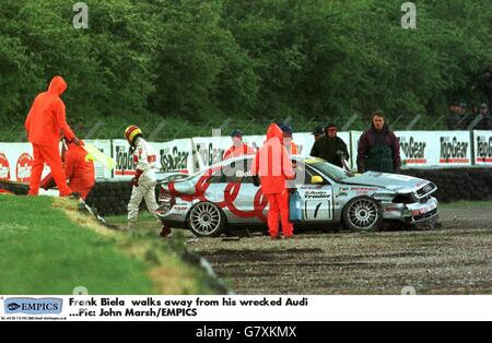 Motorsport: Britische Tourenwagen-Meisterschaft, Thruxton. Frank Biela geht von seinem zerstörten Audi weg. Stockfoto