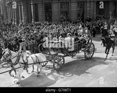 Jubelnde Menschenmassen säumten Londons Straßen am Trafalgar Square während der State Drive of the King and Queen zur St. Paul's Cathedral für einen Silver Wedding Thanksgiving-Service. Stockfoto