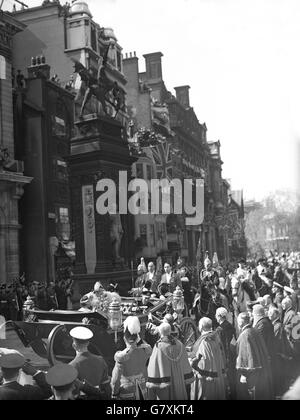 König George VI. Erhält das City Sword vom Oberbürgermeister von London in Temple Bar, als der Staat Landau die Stadt betrat. In der Kutsche mit seiner Majestät sind die Königin und Prinzessin Margaret. Der König und die Königin sind auf dem Weg zu einer Silberhochzeit Thanksgiving Service in St. Paul's Cathedral. Stockfoto