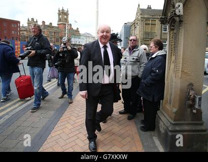 Jimmy Cricket (Mitte) kommt zur Beerdigung von Keith Harris in der Sacred Heart RC Church in Blackpool, Lancashire. Stockfoto