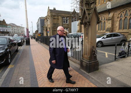 Ken Morley kommt zur Beerdigung von Keith Harris in der Sacred Heart RC Church in Blackpool, Lancashire. Stockfoto