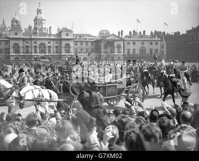 Der König und die Königin passieren den Horse Guards Parade Ground während der State Drive zur St. Paul's Cathedral, wo ein Dankesdienst für ihren Silbernen Hochzeitstag stattfindet. Stockfoto