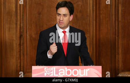 Ed Miliband spricht in der One Great George Street in London mit den Medien und Parteiunterstützern, als er nach einer dramatischen Wahlnacht als Vorsitzender der Labour Party zurücktritt, wo seine Partei in Schottland praktisch ausgelöscht wurde und David Cameron auf dem Weg zu einer Mehrheit im Unterhaus war. Stockfoto