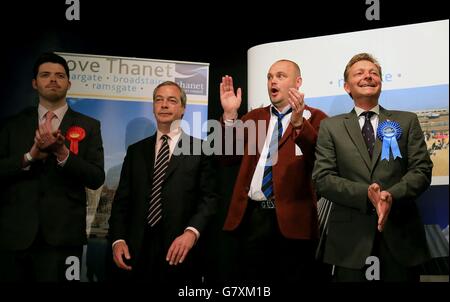 Labour-Kandidat will Scobie (links) Ukip-Anführer Nigel Farage (zweite links) und FUKP-Kandidat The Pub Landlord, hören Sie dem konservativen Kandidaten Craig Mackinlay (rechts) zu, wie er seine Deklarationsergebnisse für den Wahlkreis South Thanet in den Winter Gardens in Margate, Kent, erhält. Stockfoto