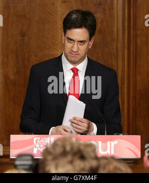 Ed Miliband spricht mit den Medien und Parteiunterstützern in One Great George Street in London, als er nach einer dramatischen Wahlnacht als Vorsitzender der Labour Party zurücktritt, wo seine Partei in Schottland praktisch ausgelöscht wurde und David Cameron eine Mehrheit im Unterhaus gewinnt. Stockfoto