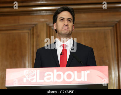 Ed Miliband spricht mit den Medien und Parteiunterstützern in One Great George Street in London, als er nach einer dramatischen Wahlnacht als Vorsitzender der Labour Party zurücktritt, wo seine Partei in Schottland praktisch ausgelöscht wurde und David Cameron eine Mehrheit im Unterhaus gewinnt. Stockfoto