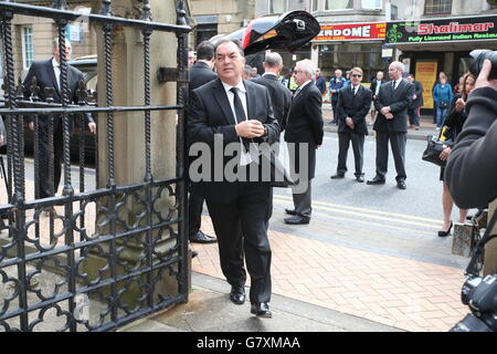 Ein Trauermann kommt bei der Beerdigung von Keith Harris in der Sacred Heart RC Church in Blackpool, Lancashire. Stockfoto