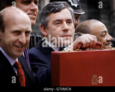 Der britische Schatzkanzler Gordon Brown, flankiert von John Healey MP, Wirtschaftsminister (links), Stephen Timms, Finanzsekretär des Finanzministeriums (2. Links) und Paul Boateng MP, Chefsekretär (rechts), stehen in der Downing Street. Stockfoto