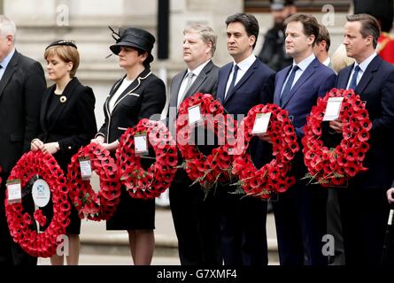 (Von links nach rechts) SNP-Parteivorsitzende Nicola Sturgeon, die nordirische Politikerin Arlene Foster, Angus Robertson SNP-Vorsitzende im Unterhaus, Labour-Chef Ed Miliband, Liberaldemokrat-Führer Nick Clegg und Premierminister David Cameron, Als sie warten, um Kränze während eines Service of Remembrance zum 70. Jahrestag des VE Day zu legen, im Cenotaph, in Whitehall, London. Stockfoto