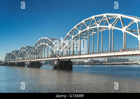 Eisenbahnbrücke über den Fluss Daugava in Riga, Lettland Stockfoto