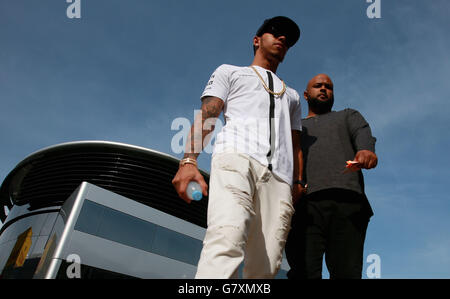 Formel 1 - großer Preis von Spanien - Wettkampftag - Circuit de Barcelona-Catalunya. Mercedes Lewis Hamilton kommt im Fahrerlager für den Großen Preis von Spanien auf dem Circuit de Barcelona-Catalunya in Barcelona, Spanien. Stockfoto