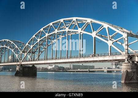 Eisenbahnbrücke über den Fluss Daugava in Riga, Lettland Stockfoto