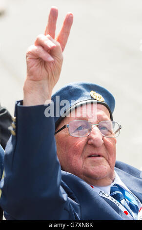 Ein Veteran grüßt während der VE Day Parade anlässlich des 70. Jahrestages des VE Day in Whitehall in London mit einem „V for Victory“. Stockfoto