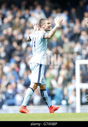 Aleksandar Kolarov von Manchester City feiert das zweite Tor seiner Spielmannschaft während des Spiels der Barclays Premier League im Etihad Stadium in Manchester. DRÜCKEN Sie VERBANDSFOTO. Bilddatum: Sonntag, 10. Mai 2015. Siehe PA Geschichte FUSSBALL man City. Bildnachweis sollte lauten: Lynne Cameron/PA Wire. Stockfoto