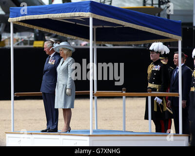 Prince of Wales und die Duches of Cornwall treffen auf der Horse Guards Parade in London auf Veteranen während einer VE Day Parade zum 70. Jahrestag des VE Day. Stockfoto