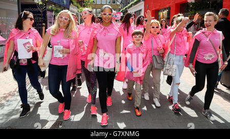 Fernseh- und Radiomoderatorin Sarah-Jane Crawford (Mitte) nimmt an einem Bold is Beautiful marsch im Zentrum von London Teil, organisiert von Benefit Cosmetics, um Geld für Look Good Feel Better und Refuge zu sammeln. Stockfoto