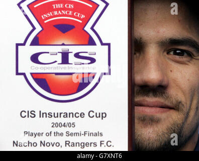 Fußball - CIS Insurance Cup - Finale - Fotocall - Ibrox. Der Rangers-Spieler Nacho Novo holt seinen CIS-Spieler des Halbfinalpreises ab. Stockfoto