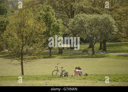 Die Menschen genießen das warme Wetter im Brockwell Park in der Nähe von Herne Hill, London. Stockfoto