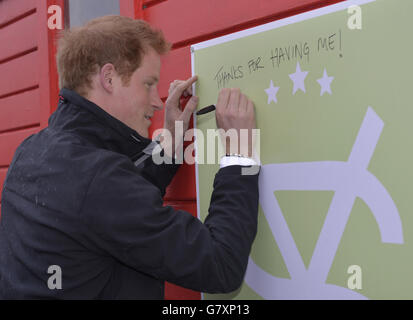 Prinz Harry signiert seinen Namen auf einem Schuppen während eines Besuchs der University of Canterbury in Christchurch auf der letzten Etappe seiner Neuseeland-Tournee. Stockfoto