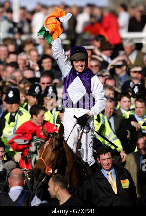 Pferderennen - Cheltenham Festival 2005 - Cheltenham Racecourse. Der Jockey Barry Geraghty feiert seinen Sieg beim Treten von King im totesport Cheltenham Gold Cup Steeplechase. Stockfoto