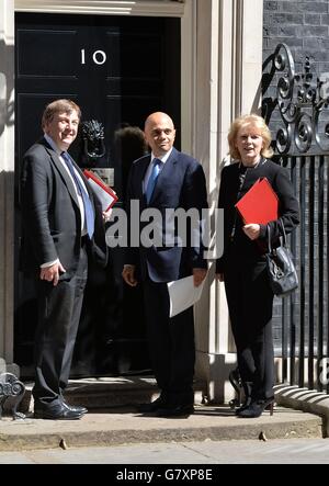 (Von links nach rechts) Kultursekretär John Whittingdale, Wirtschaftssekretär Sajid Javid und Ministerin für Kleinunternehmen Anna Soubry kommen in der Downing Street an, um an der ersten Kabinettssitzung seit dem Sieg der Konservativen Partei bei den Parlamentswahlen teilzunehmen. Stockfoto