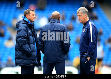 L-R: Queens Park Rangers Head of Coaching and Coach Education Simon Ireland mit Head Coach Chris Ramsey und Manchester City Assistant Manager Brian Kidd Stockfoto