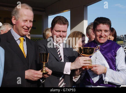 Trainer Tom Taaffe (L) Besitzer Conor Clarkson (C) und Jockey Barry Geraghty mit dem totesport Cheltenham Gold Cup nach dem Sieg von Kicking King. Stockfoto