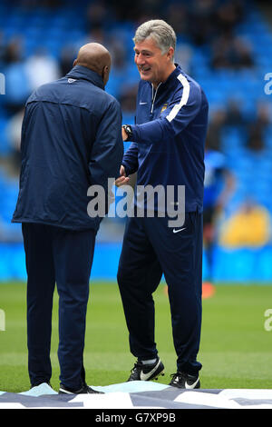 Chris Ramsey, Cheftrainer der Queens Park Rangers, mit Manchester City Assistant Manager Brian Kidd (rechts) Stockfoto