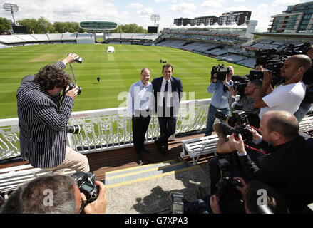 Andrew Strauss (links) mit dem EZB-Vorstandsvorsitzenden Tom Harrison während einer Fotoanaltung, um ihn als neuen Direktor von England Cricket am Lord's Cricket Ground, London, zu enthüllen. Stockfoto