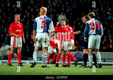 Fußball - FA Carling Premier League - Blackburn Rovers gegen Middlesbrough. Juninha, Middlesbrough, klatscht seine Faust gegen Colin Hendry von Blackburn Rover, nachdem er dachte, er sei verschmutzt Stockfoto