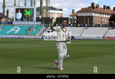 Surreys Kevin Pietersen würdigt das Publikum, als er nach einem 355-Punkte-Tor beim LV = County Championship-Spiel im Kia Oval, London, abbricht. Stockfoto