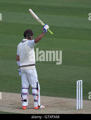 Surreys Kevin Pietersen würdigt die Menge, als er beim LV = County Championship-Spiel im Kia Oval in London feiert, dass er 350 Läufe erreicht hat. Stockfoto