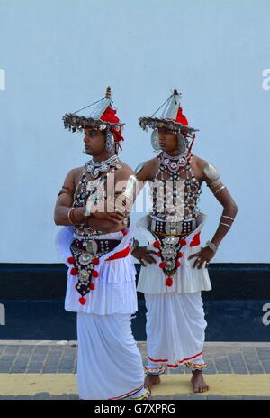 Zwei Männer tragen traditionelle Kleidung in Galle, Sri Lanka Stockfoto