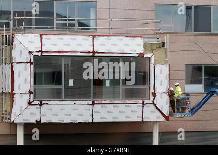 Bauarbeiter arbeiten am neu erbauten Alder Hey Kinderkrankenhaus, das im September dieses Jahres in Liverpool eröffnet werden soll. Stockfoto